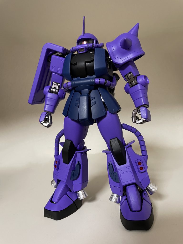 以前制作したこのザク（シンマツナガ専用ザクを紫に塗装したもの）の塗装を落として、スジボリを充実させて再塗装を行いました。