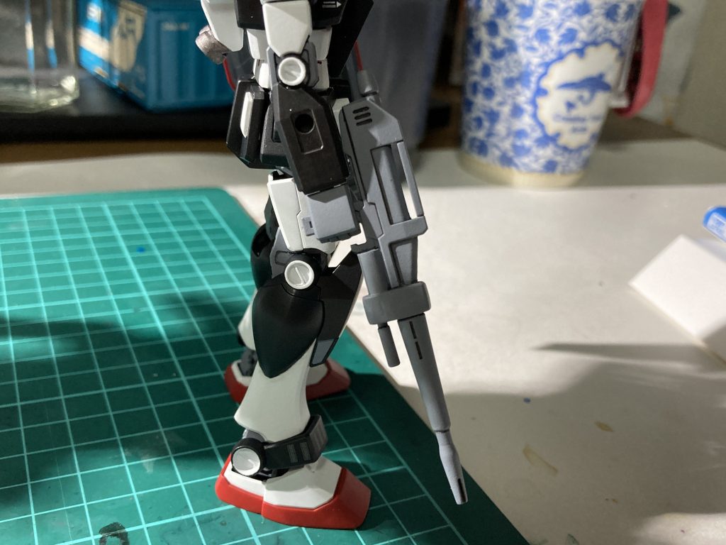 1号機特有のビームライフル。キット付属のライフルから照準スコープとグリップを取っ払ってなんちゃって再現。スコープ部はパテで埋めてみました。各関節部のマルイチ部分の塗り分けも頑張った箇所です。