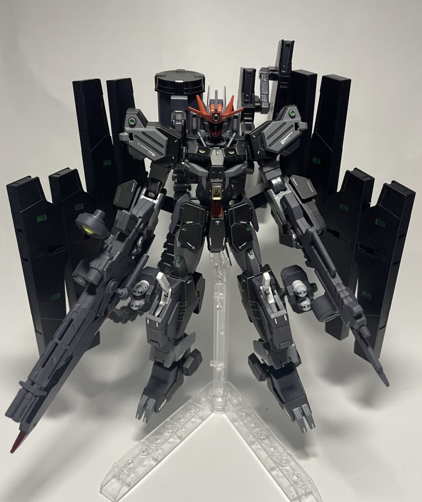 ガンダムOOコマンド-テトラデカ【最終決戦仕様】両腕にソードヘビーマシンガン、マガジンライフル、両膝にGNピストル、そして計10基のGNホルスタービットを装備した最終決戦仕様。名前の通り14丁の銃で相手を粉砕する！GNホルスタービットに加え、MSフットミサイルやミサイルポッド、腹部にはハイ・メガ・ビーム砲などの装備も追加される。