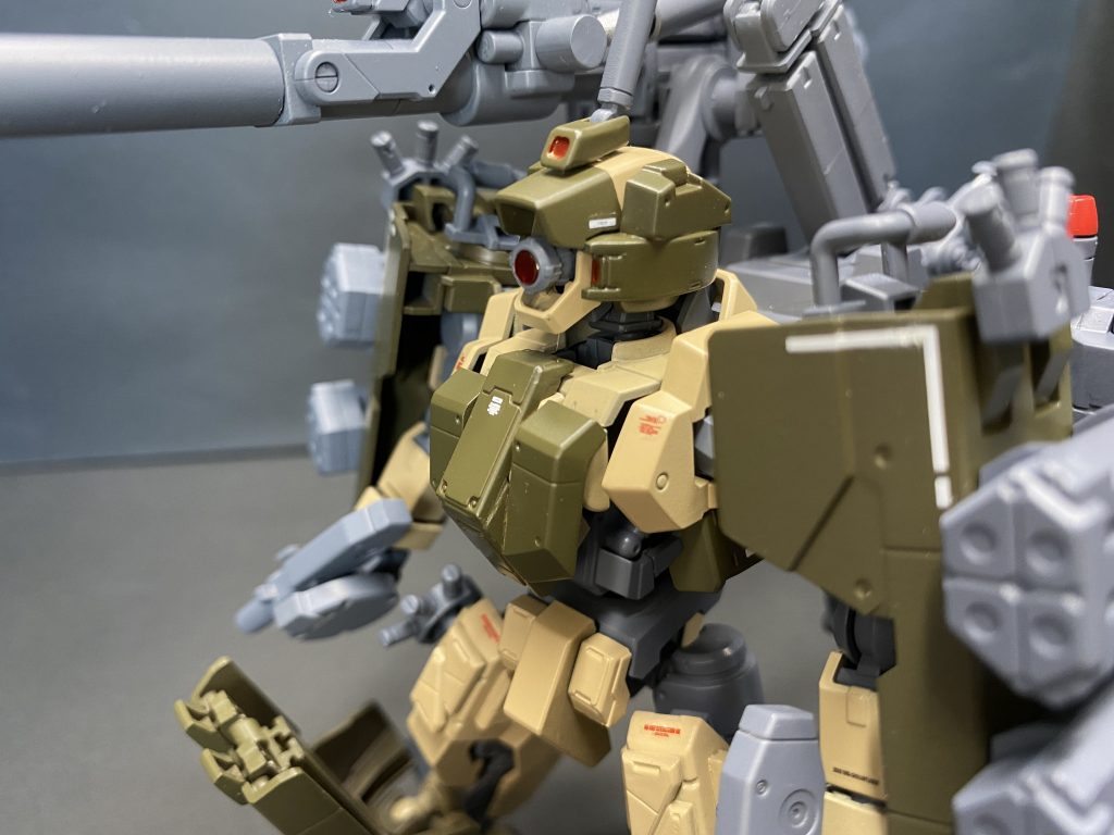 運用特性上遠距離での戦闘がメインになる為メインカメラや火器管制能力や味方間の通信能力等大幅に強化されている。