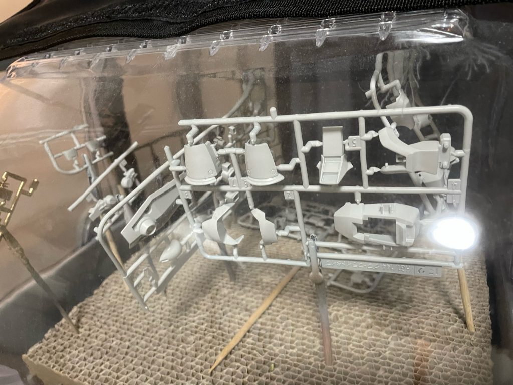 今回は仮組みすら行わず、全てランナーごと塗装しています。白はタミヤインシグニアホワイト、グレーはタミヤジャーマングレー、関節や武器は焼鉄色(イージーペインター使用)、フィン部分はタミヤゴールドで塗装しています。缶が途中で切れたので1個だけエアブラシを使いましたが基本缶スプレーで塗っています。