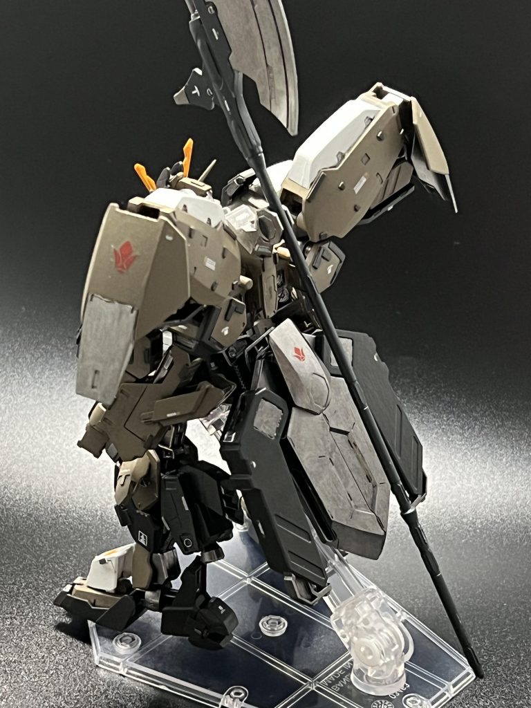 ...ナックルガード両腕部に装備されている小型の追加装甲。リング状のパーツで手首に接続されており、使用時には回転して手甲に装着される。主に極近距離での格闘時におけるマニピュレータの保護を目的とした物だが、小型シールドとしても使用可能。...ナックルロケット砲両腕部に装備されているロケット砲。使用時にはナックルガードを手甲に装着し、バレルを伸長させる。ロケット砲は単発式で、主に牽制目的で使用される。...強化シザース可変型リアアーマー 腰背部に装備されているシールド兼近接武装。フルシティのシールドと同様に防御兵装や推進器として機能、可変させることで大型シザースとなり、モビルスーツを挟み潰したり切断することが可能。従来通り、本機の高い出力によりフレームも切断できる強度だったものを更に強化素材に変更。並の火力では破壊どころか、刃部分には傷がつくことはない。