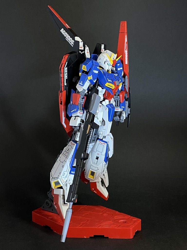 浮遊感この、浮遊感を思わせる姿勢も結構好きなんですよ。宇宙空間を進む感じですよ。