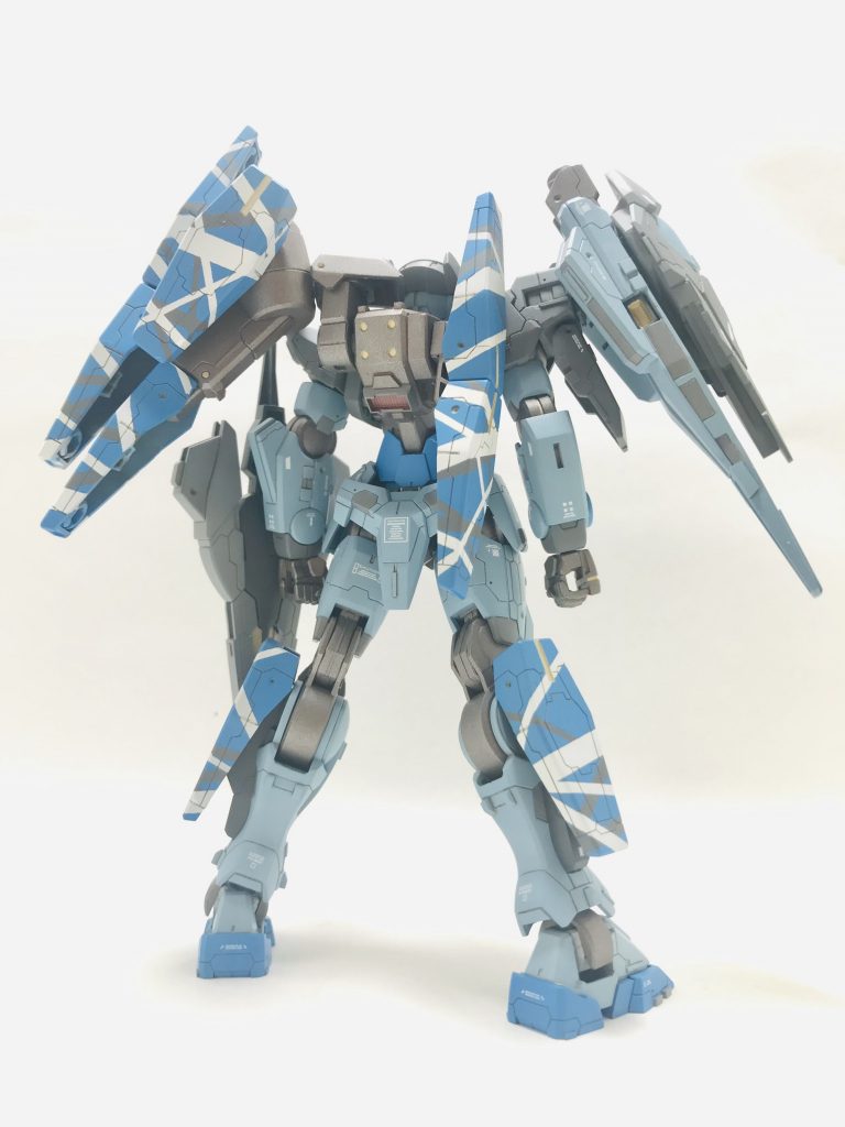 クアンタの身軽な感じをそこまで無くさず、でも強化型っぽくちょっと豪華に。00ライザーみたいな両肩にバインダーがあるシルエットを目指してパーツを組み替えました。