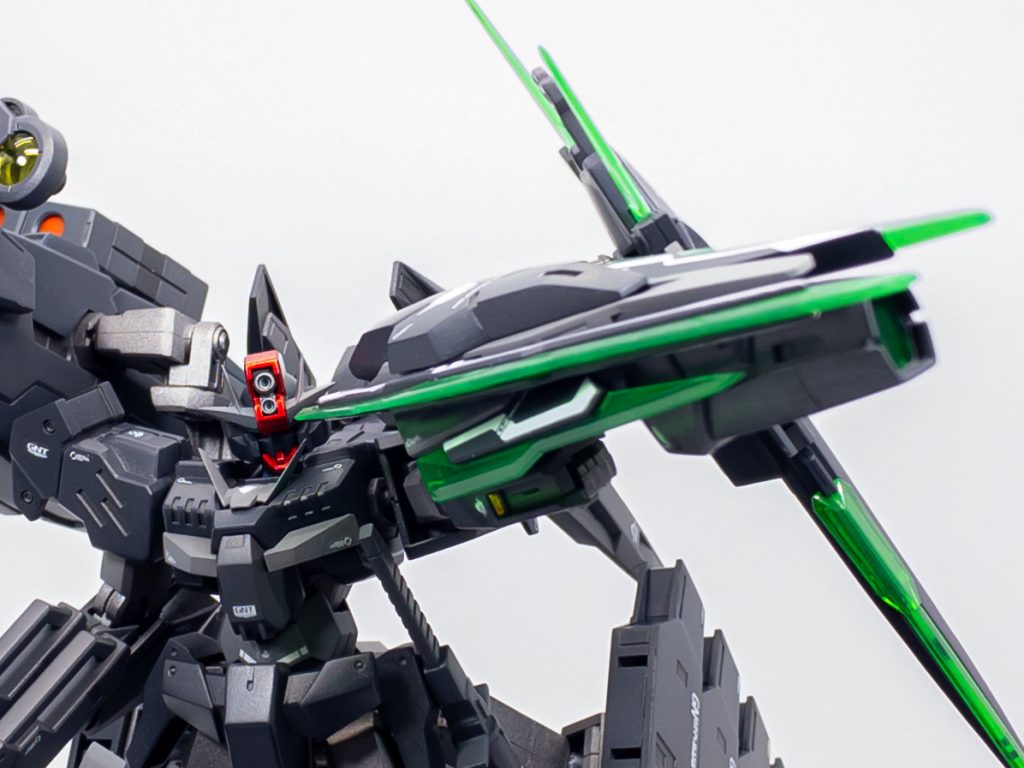 GNアームズシールド左腕に装備される大型シールド。GNソードビットのキャリアを兼ねるほか、先端にはセラヴィーのものを流用したGNキャノンを搭載している。