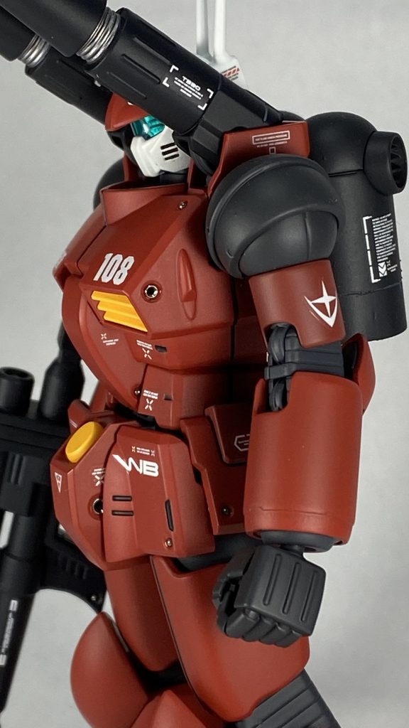 胸と腰にメタルノズルを使い、スラスターを追加しています。