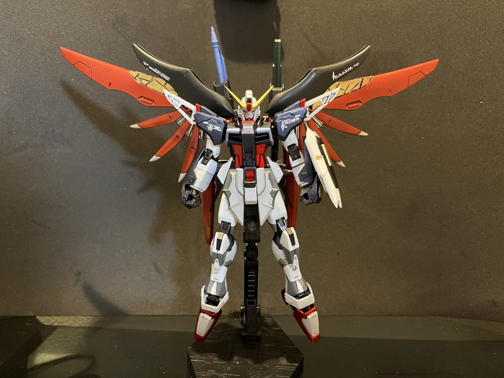 正面からウィングの後ハメ加工をした影響で、根元が緩くなって上まで開いた状態で保持できなくなりました^^;黒い部分の展開で誤魔化してますデカールはRGデスティニーのものを使ってます。
