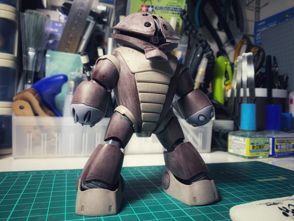 HGはMGに比べて頭身が高くスマートです。頭部の取り付け位置もアゴを引いた感じになり、少し格好つけた印象…なんですがすぐに首がポロリするのが難点です。