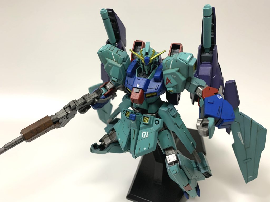 バックウェポンも基本ビルド系のパーツ寄せ集めですが、ハイパービームサーベルは手頃な形が無かったので、プラ棒とプラパイプで自作しました。