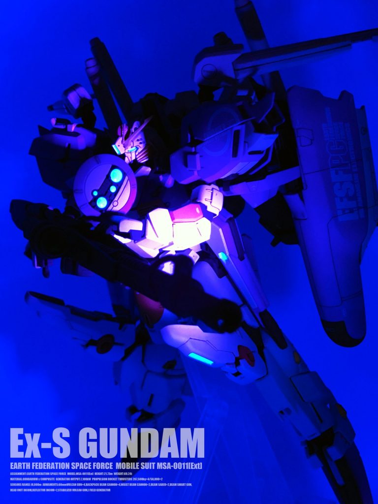 蛍光塗料で部分塗装してます。