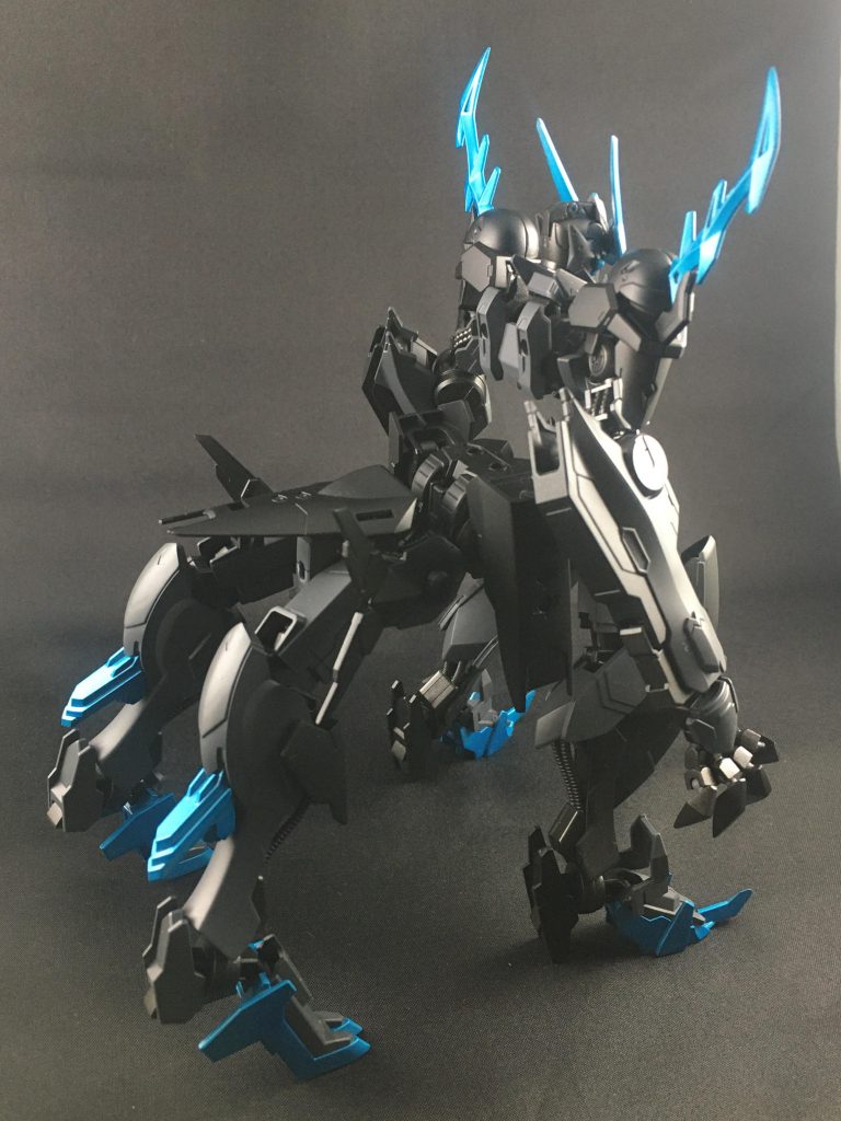 バックショットです、背中のバルバトスのバックパックはあまり形が好きじゃないのでバエルのものに変えてあります