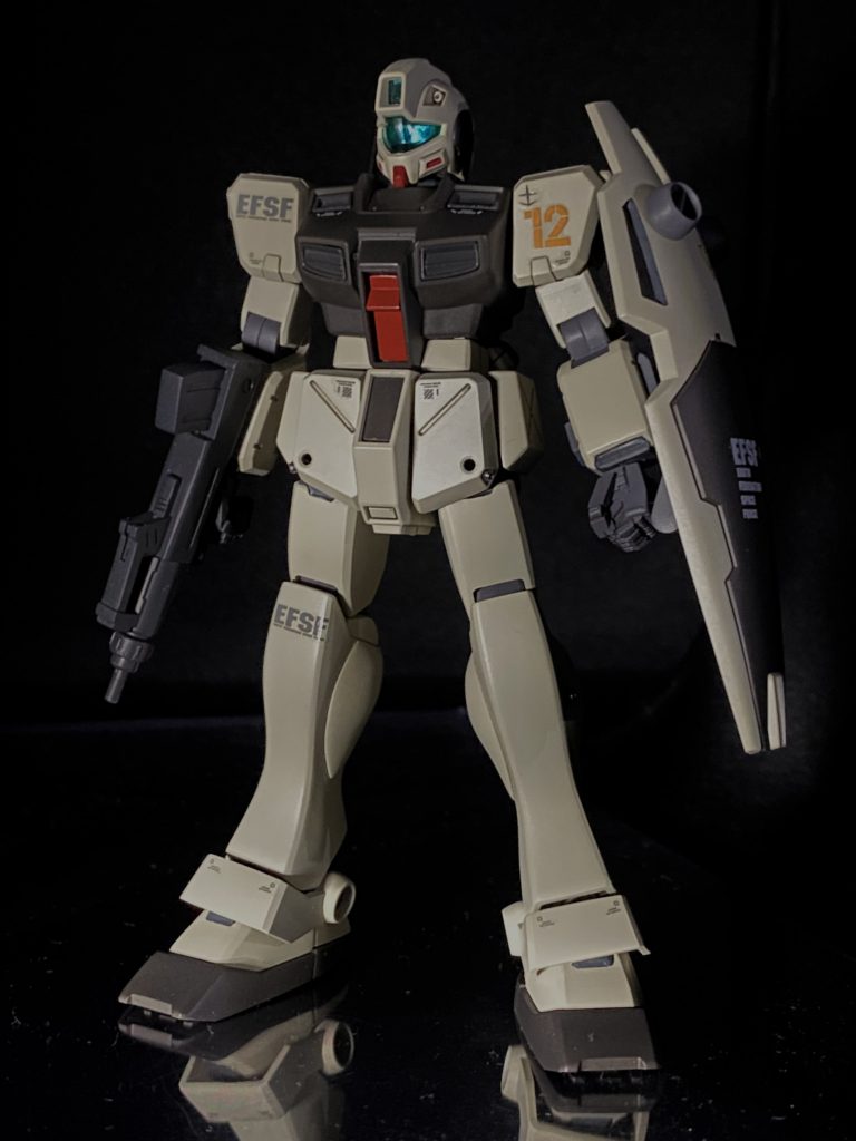 正面ショット。以前作った宇宙戦仕様と同様にシールドの丸一モールドはディティールアップパーツで置き換え、手首はビルダーズパーツに変更。膝と腰のアポジモーターらしきモールド部分にディティールアップパーツつけたぐらいです。