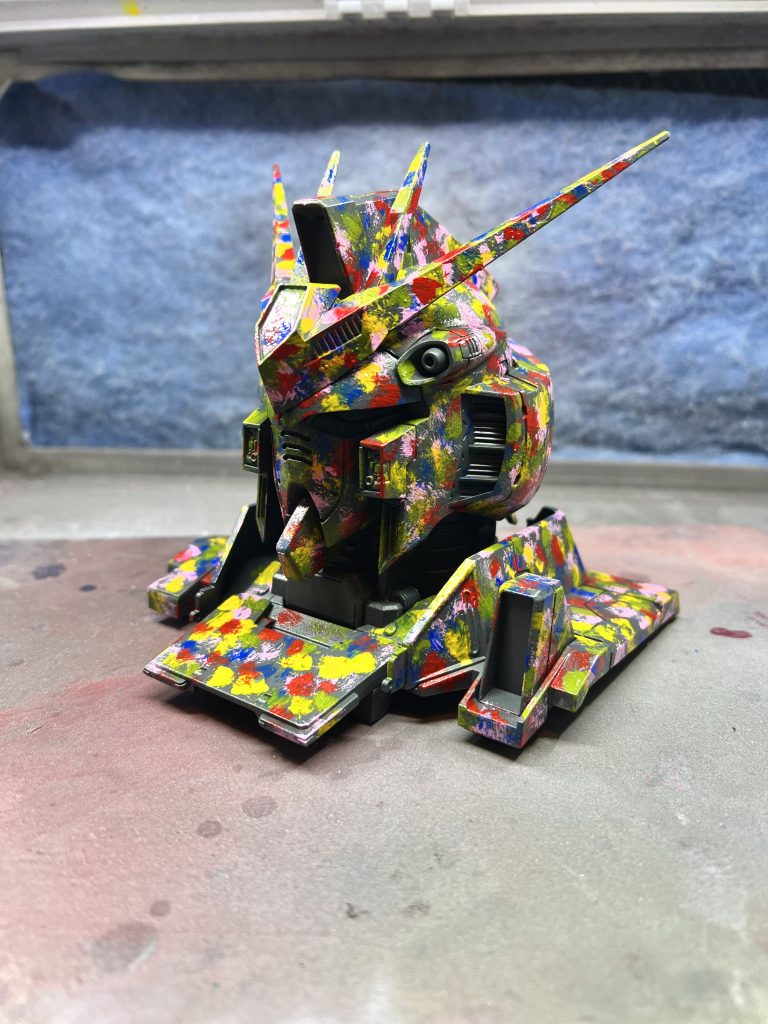 溶きパテを筆で叩きメカサフのヘヴィを吹き、そこからは筆塗りでレインボー下地。初めての技法だったので途中どんな事になるのかと不安だらけでした。