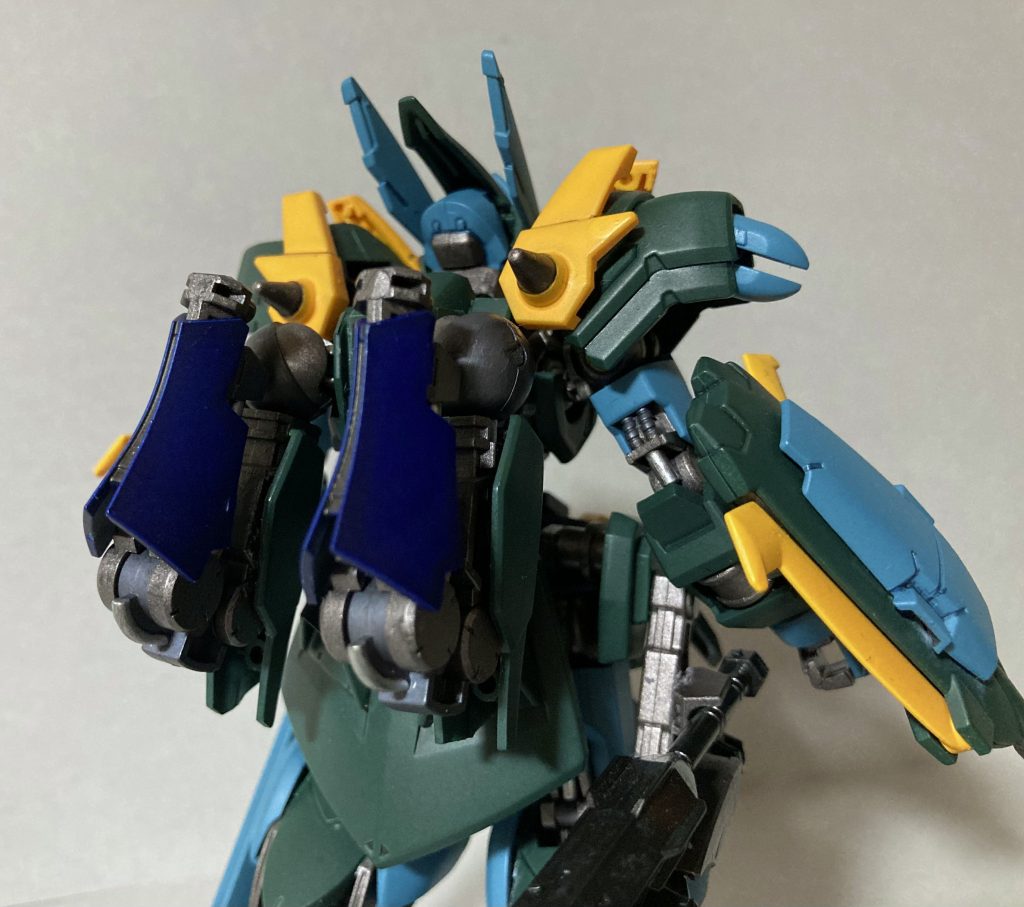 シールドを排除した副腕は折り畳んでおくことが可能。