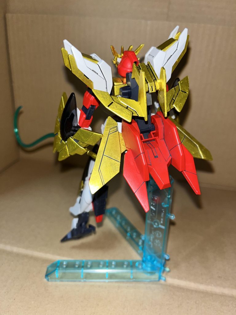 コアフライヤーの上からバックパックのパーツを装着しています。