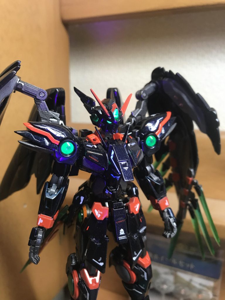 頭部アンテナは前方がGN粒子用で、後部の耳のような形状はGNファング操作用に設けられており広範囲で精度の高い操作を可能とする。又、額には量産型イノベイターの脳と脊髄が収納されており脳量子波を使った高度な演算処理が可能。