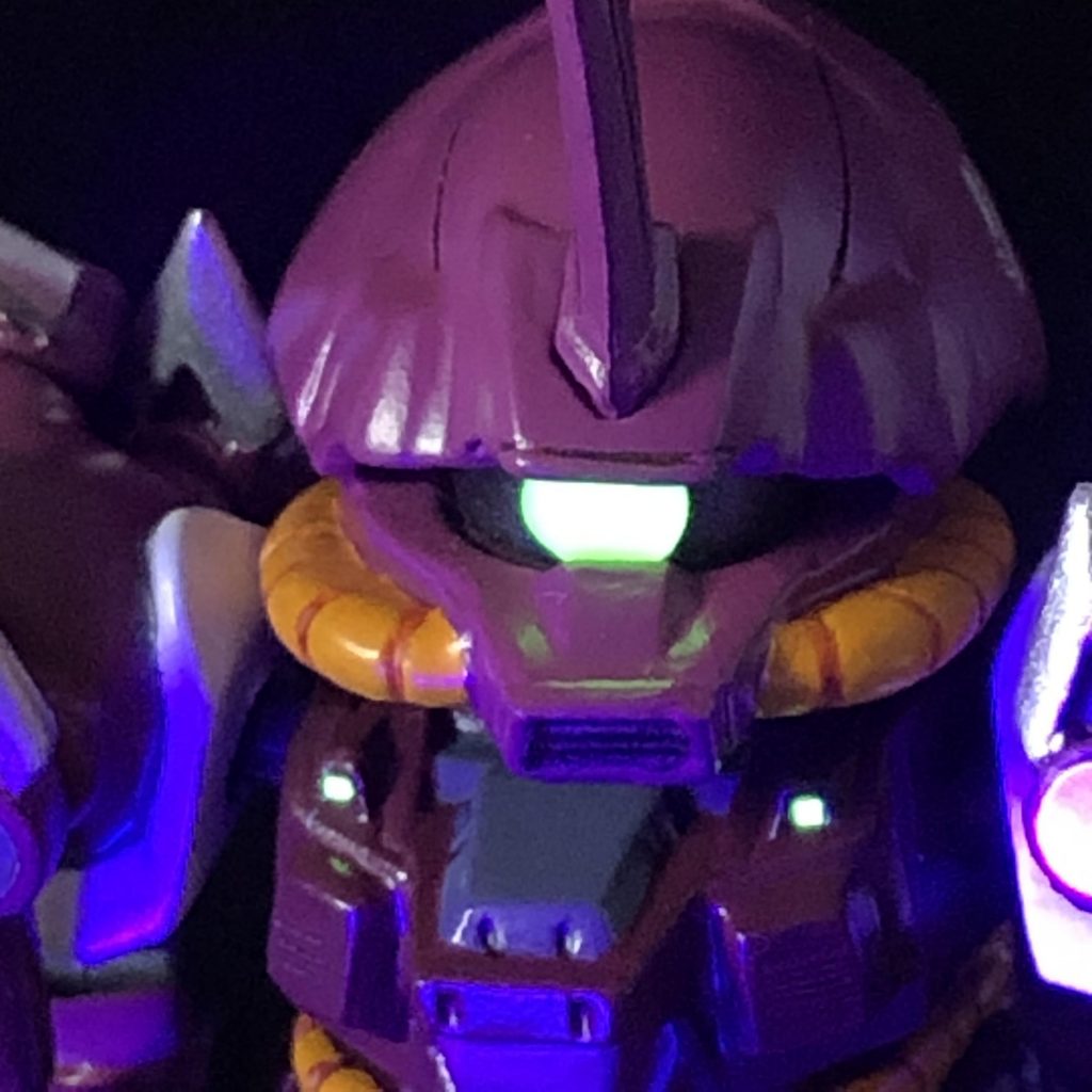 　モノアイもUVライトで光ります。