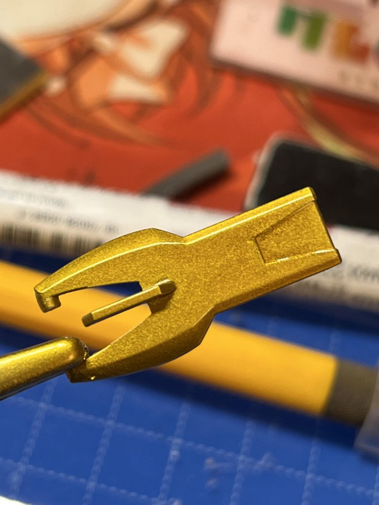 ラジエータープレートはタミヤカラーのゴールドを下地に、Mr.カラーのクリアイエローを3回に分けて吹きました。自分が納得のいくイエローゴールドになり満足。