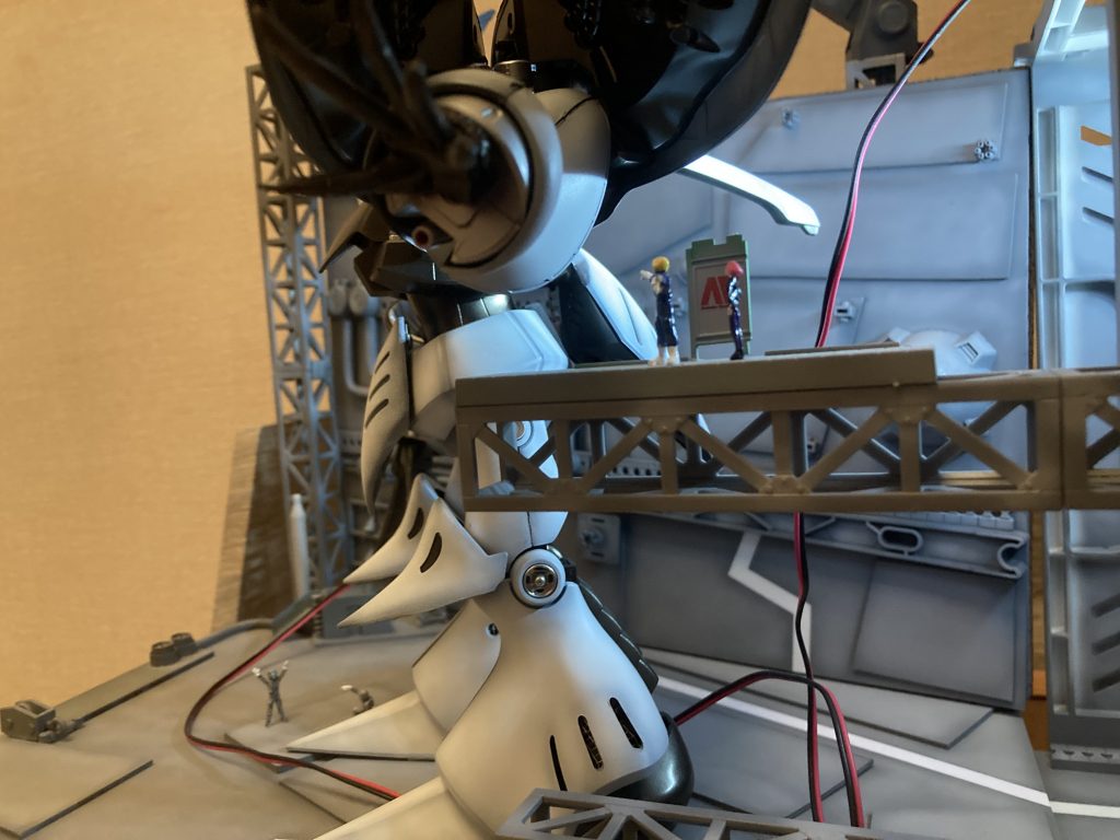 アナハイムの看板付近ではハマーンカーンがキュベレイ試作機を偵察しに来ています。