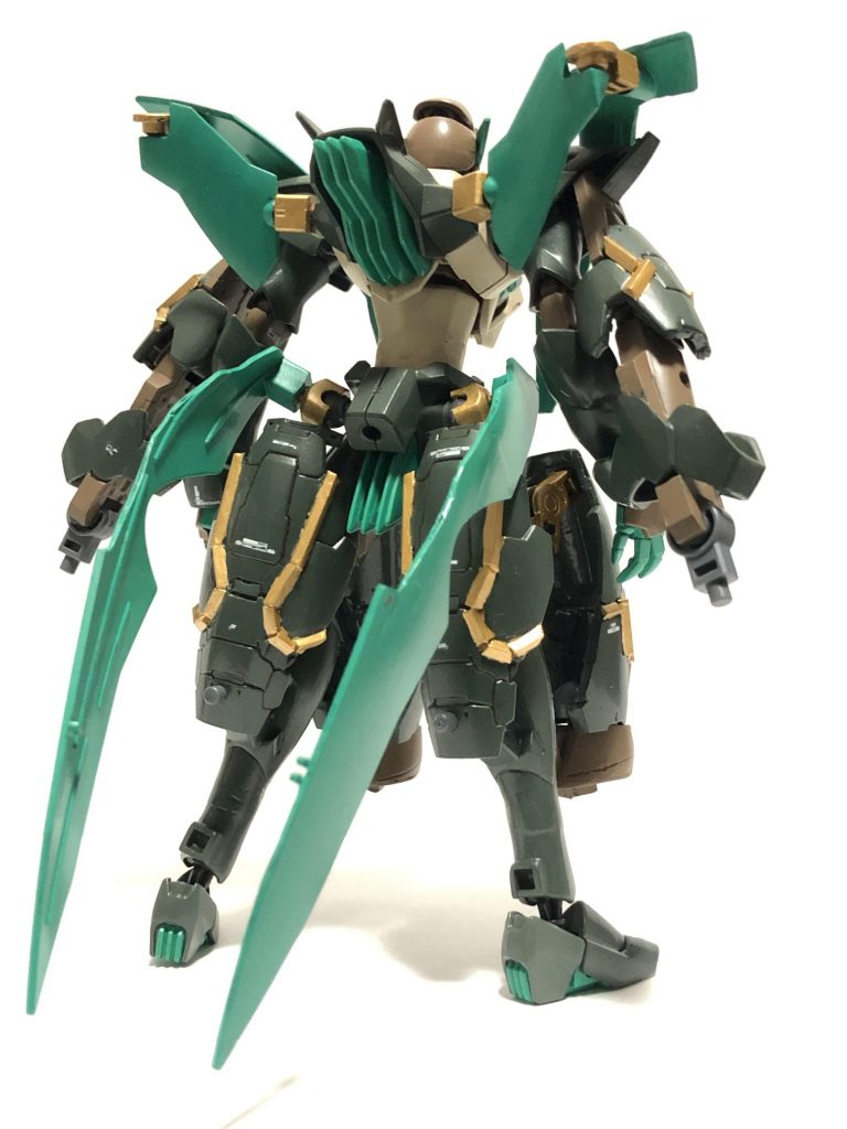 メイン形態の天狗モード羽織と袴をイメージしたアーマーを装着しています