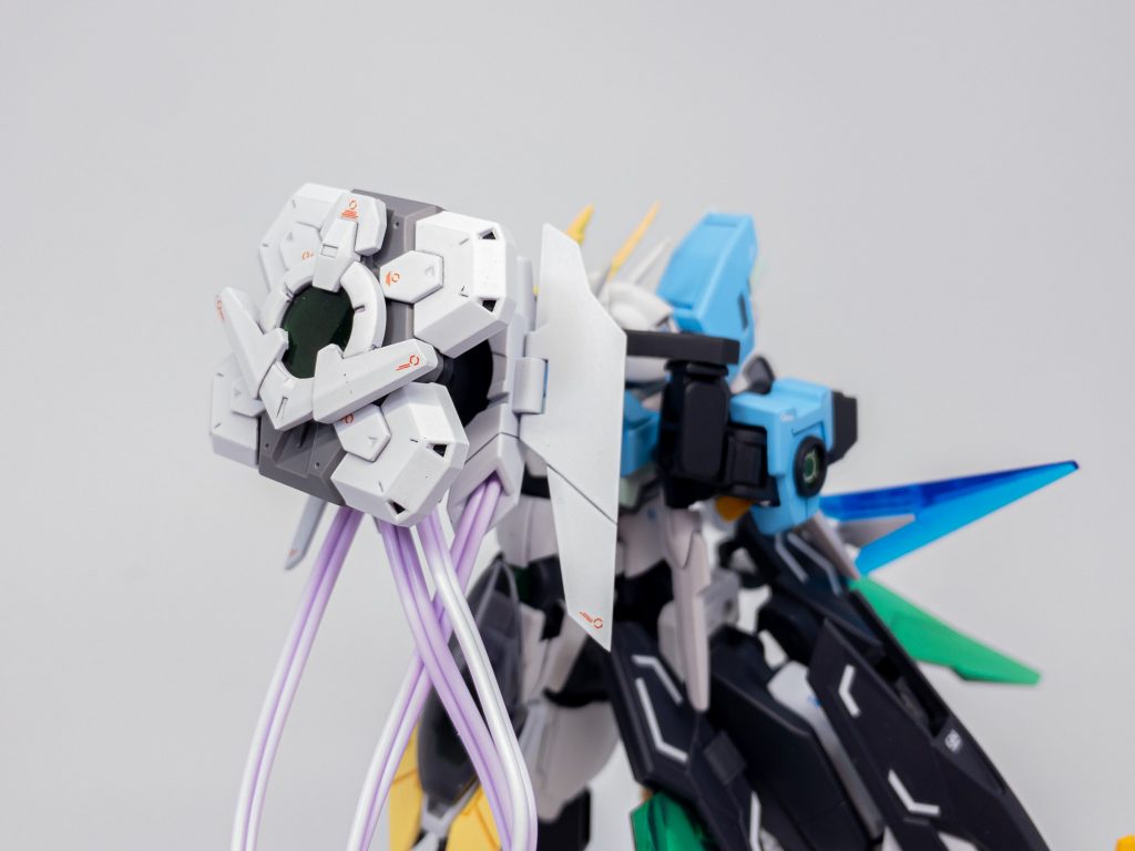 GNドライヴとGNビームシールドはGNイージスに代わり左肩に懸架される。