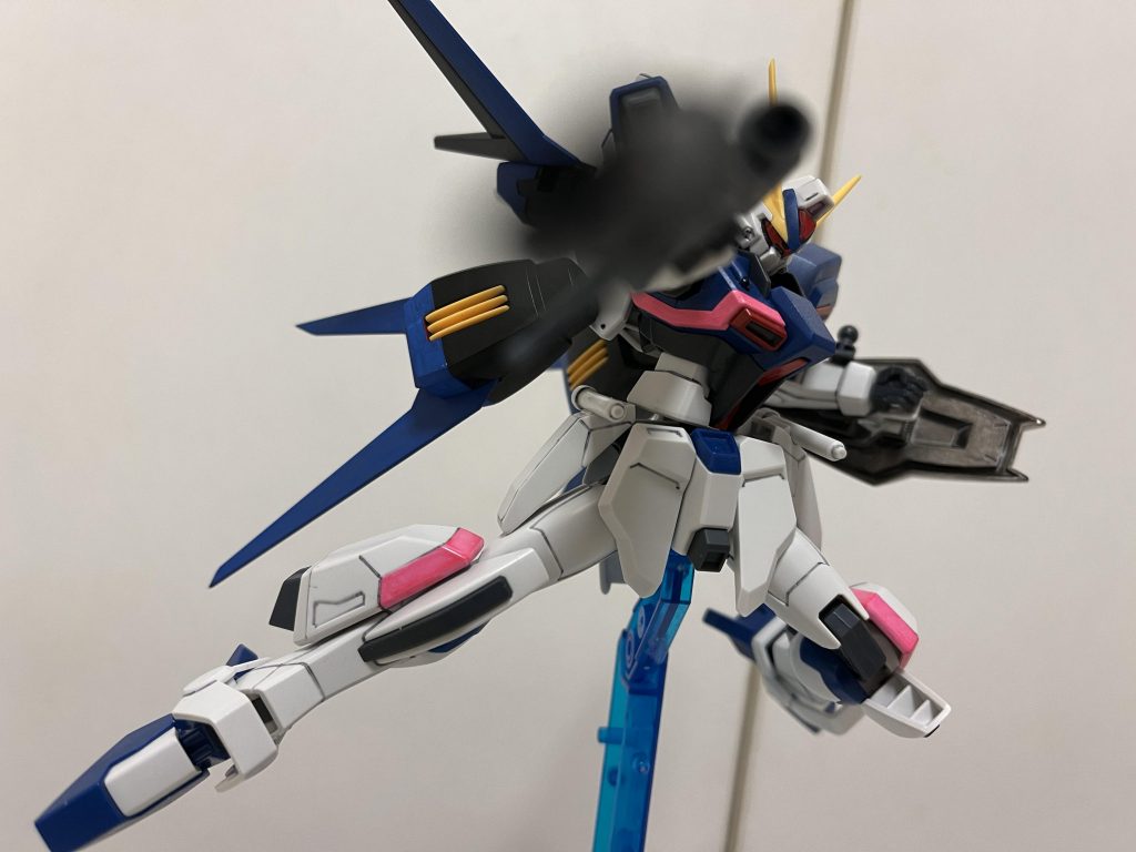 エールに装備を変えて! 本当にジム枠のMSでこのポーズ似合う機体がどれくらい他にいるのかって話ですよ。ウィンダムにエールを渡したいが為に、ストライク買いましたよ、ええ!