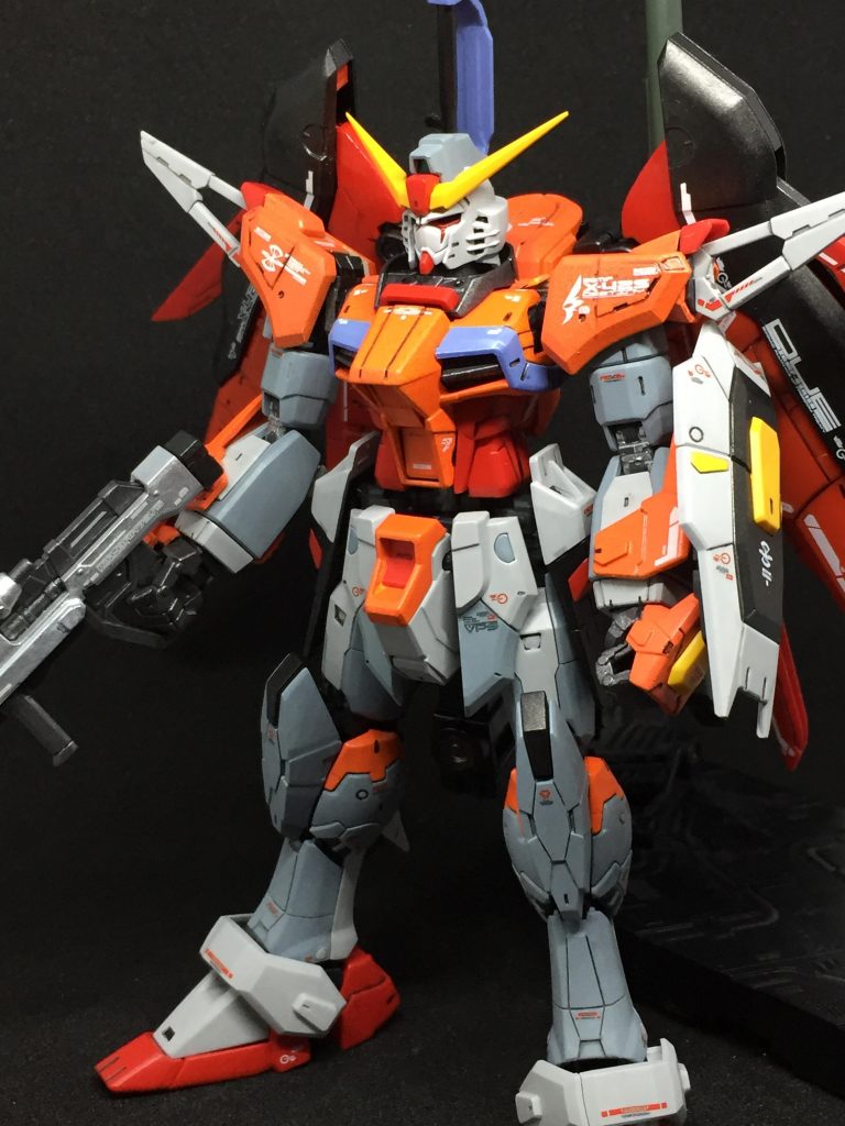 製品版よりも、全体的に濃いめに。オレンジは理想としていた濃さが奇跡的(後述)に出せました。ただ、オレンジが上手く乗らなかったので、この部分だけは調色した塗料と、ガンダムマーカーエアブラシを使用しました。エアブラシは偉大。脚部等のグレー、ホワイト(少量グレー混ぜ)もそれぞれ濃くし、差を強調。