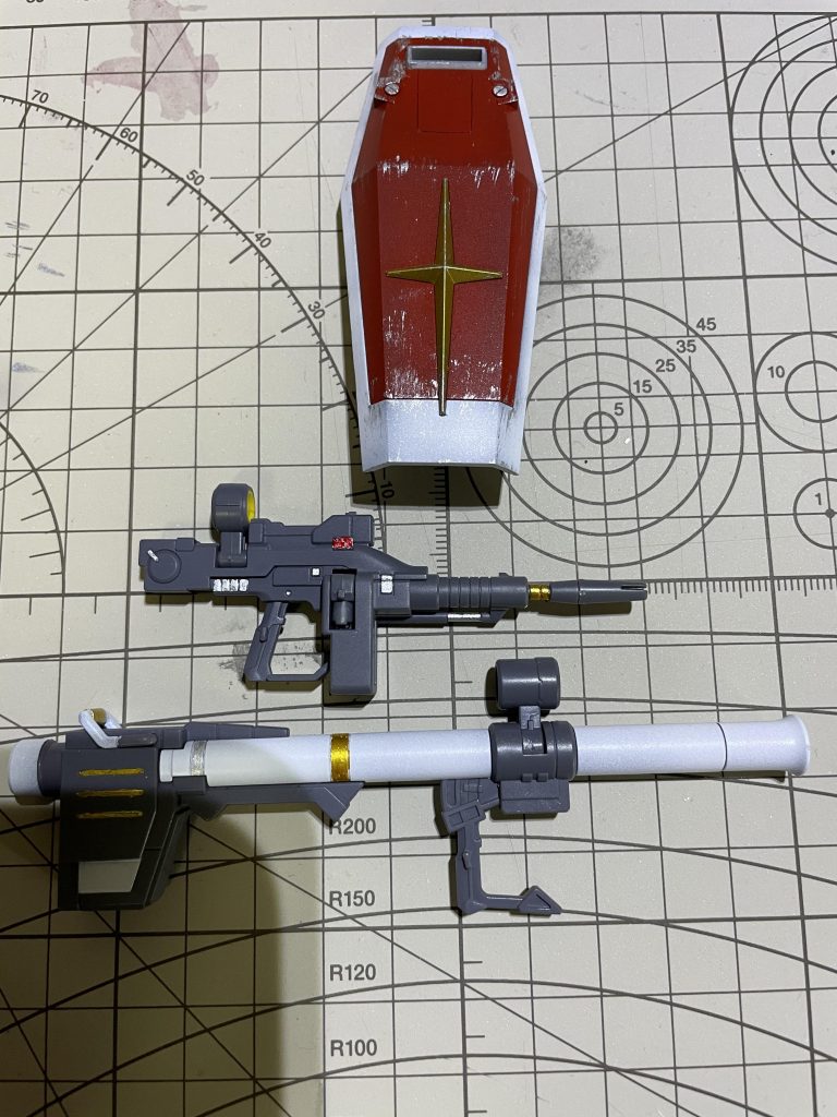 ライフルなどは一色だけだと寂しいので所々シルバーとゴールドを使って部分塗装。