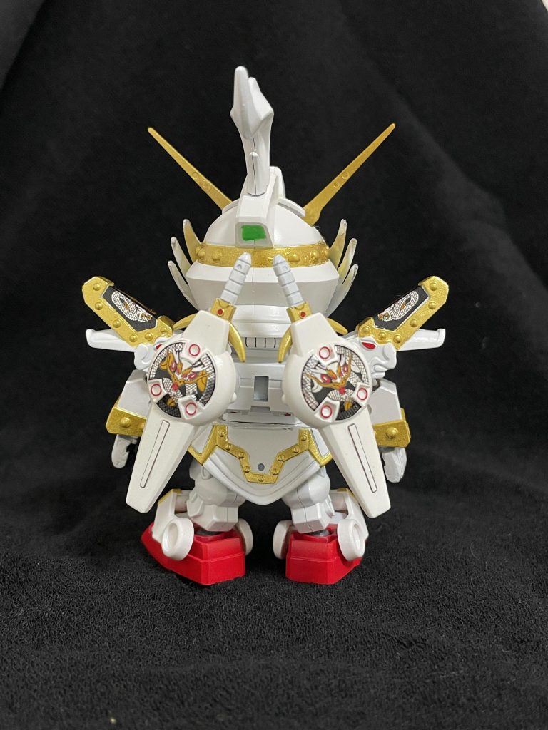 バックパックも細かく色分けできていると思います。金の部分はラフゴールドで仕上げています。