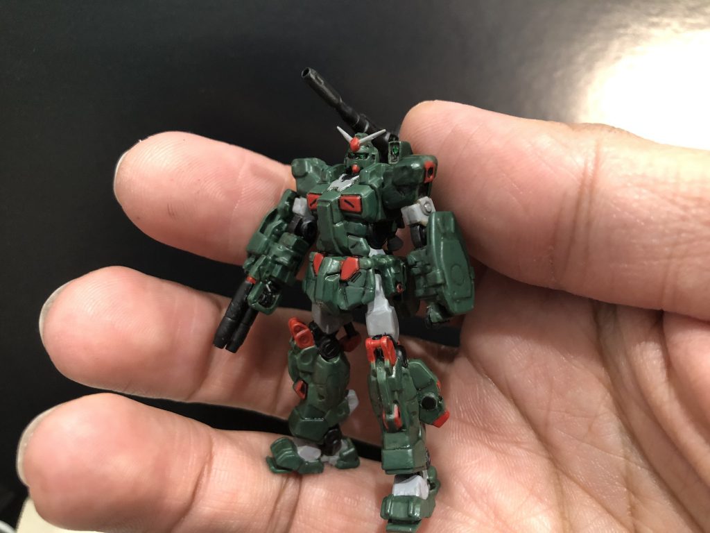 デュアルアイとセンサー(肩、ビームライフル)にはシールを細かく切って貼りました。塗り分けてる方はどうやってるのだろう…。シールすらちゃんと切れないことを自覚。超人達の御技がますます遠ざかります。