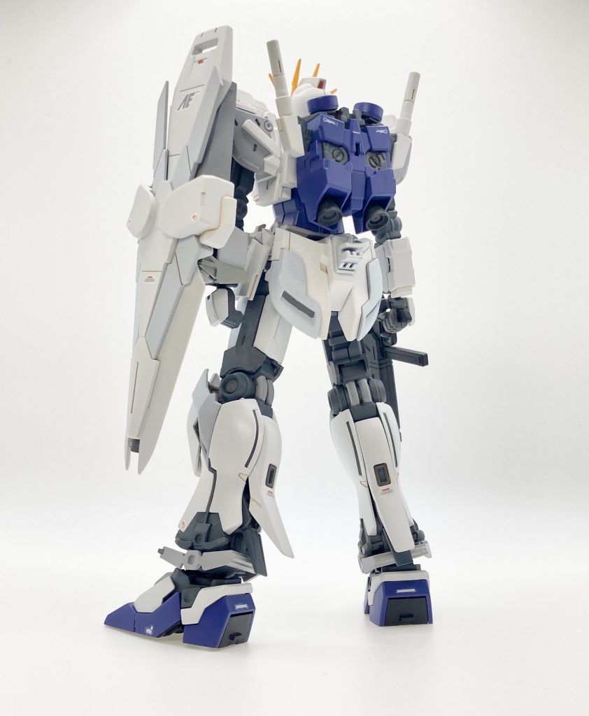 バックパックは通常キットより位置を下げ、ビームサーベルも長さを詰める事で主張を抑える事に成功(これも本人しかわからないレベル)シールドやライフル等の武装は、設定にあるジェガンやユニコーンの「お古」という事を意識して塗り分け