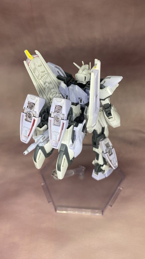 自分で言うのも何ですがこのやっつけ感…( ゚д゚)自宅に一番くじのストライクがいたのでクリアーパーツ類はそちらから。背面のストライカーパックはストライクの下半身を丸々拝借し胴体と繋ぐボールジョイント受けに肩を接着。本体リアアーマーに胴体背中を移植してストライカーパックを接続してます。塗装はホワイトとグレーはキットのままでそれ以外はガイアカラーのエルドランライラックで塗装してます。