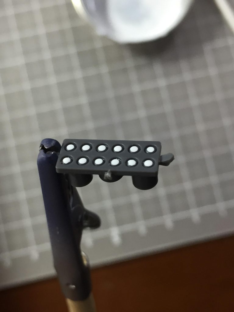 超極細筆を初使用した塗り分け。脚部ミサイルの弾頭です。こんなに細かい部分もしっかり塗れるのかと感動しました。