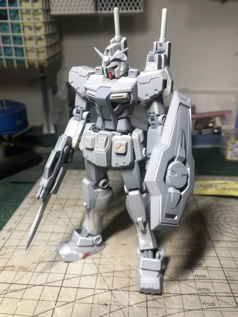 捨てサフ吹いてヤスリがけした状態。今回のテーマとしてカトキ風に仕上げるというものがありました。爪先を中心に全身にそれっぽいディテールを足しました。なによりカトキ立ちが決まるように顔、脚、腕などスタイルを調整しています。