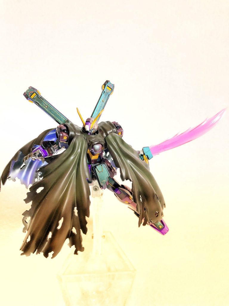 マントはどうポーズさせてもカッコいいのだ。やはりクロボンと言えばマント!これに尽きよう!これまでに色んなクロボンが発売されその数のマントが生まれてきた……。hgの紙っぽいやつ、メタルビルドの布っぽいやつ。されどこのRGの一番好きです。私。