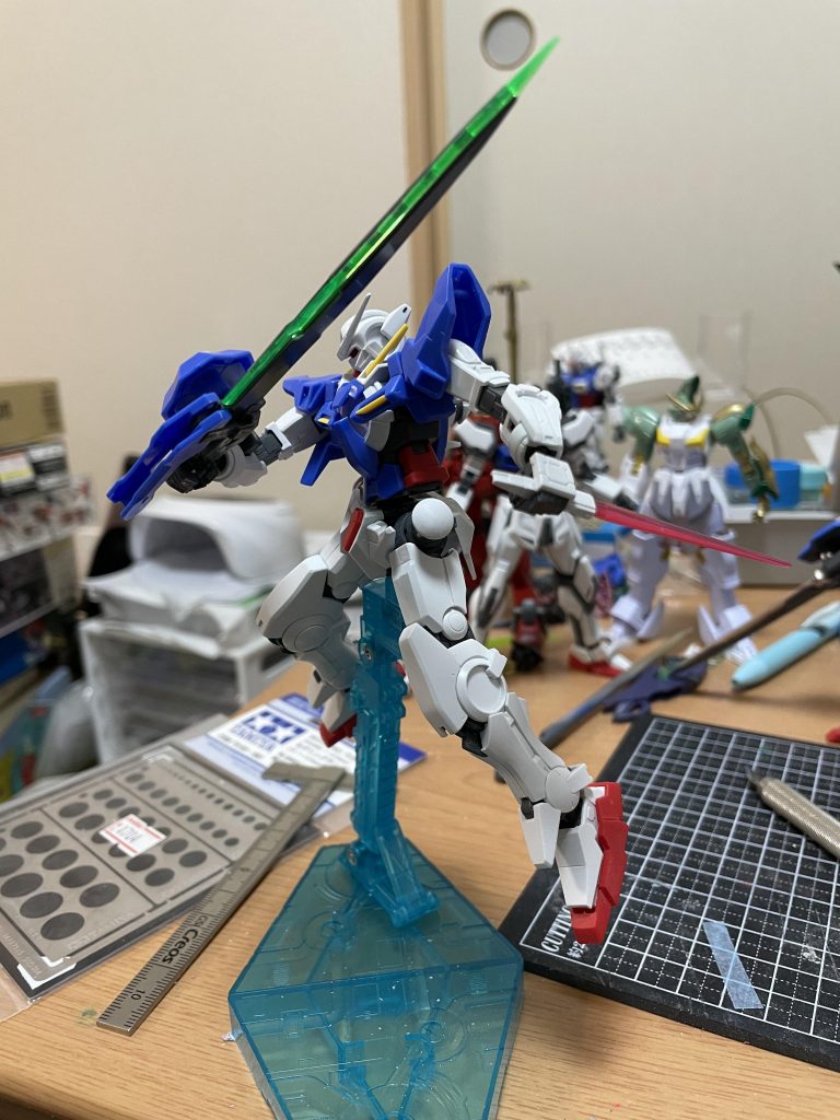 GNソード改の持ち方変更版腰のボールジョイント化によりポージングの自由度は上がりました。