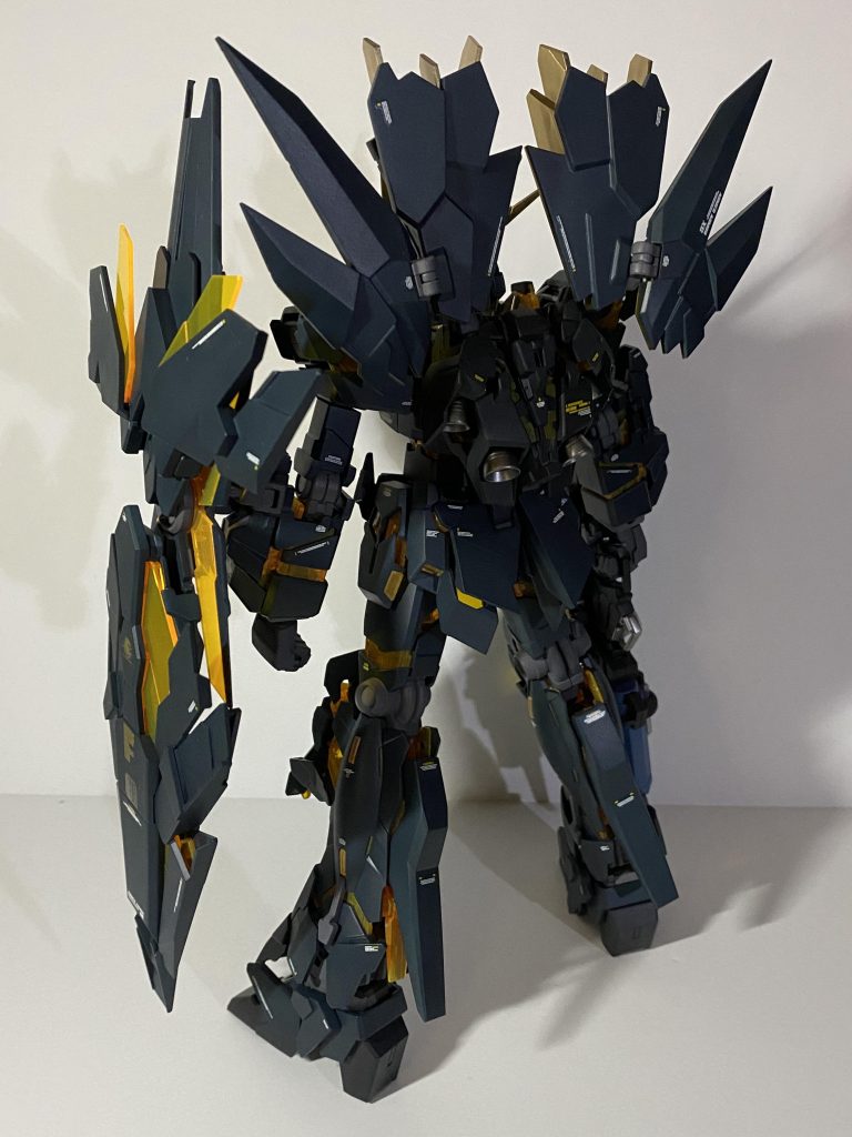 バックショット。これが重過ぎるシールド、アームドアーマーDE。長時間持たせるとひ弱な腕関節がモげます。たぶん。