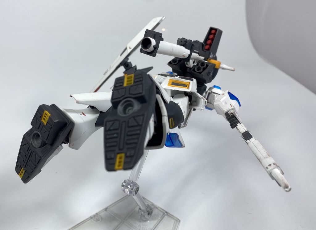 [ニューハイパーバズーカ]本機の主装備の一つ。νガンダムのものと同質の武装で、バックパックに接続したままの射撃やワイヤーによる遠隔発射など特殊な射撃もスキルという形で実装されている。