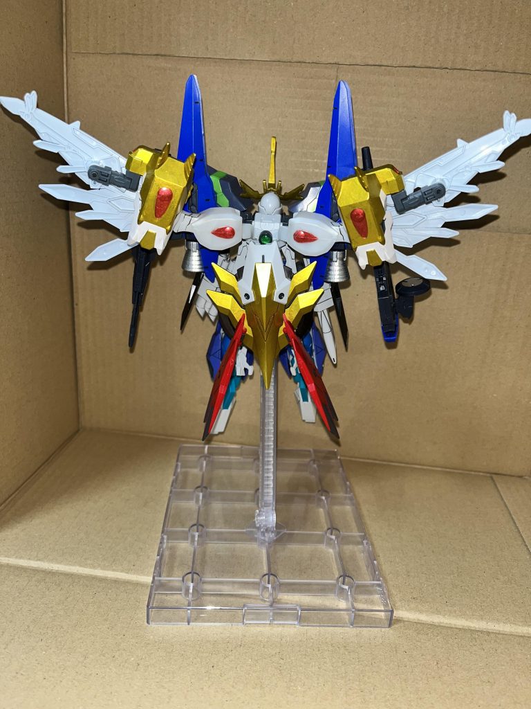 バックショットイージスナイトのシールドをスラスター代わりに装備しています。翼についたレックスバスターのパーツのみ雰囲気を合わせるために白く塗装しています。