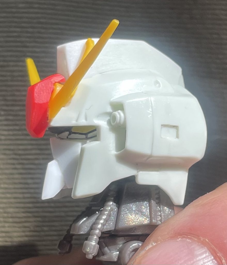 前後分解だったモノを左右分解にして、トサカ、アンテナマウント、顔面を新造しました。