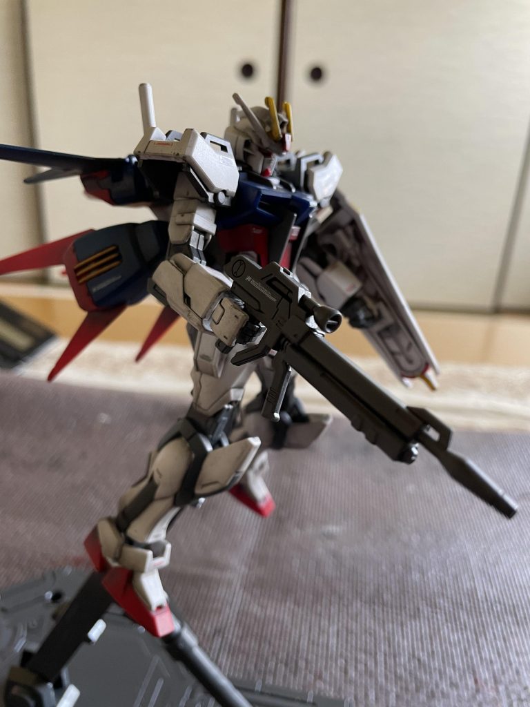 エールストライカーが思ったよりも重たくてぎりぎり前屈みでしか自立出来ないのでアクションベース必須になってしまいました。