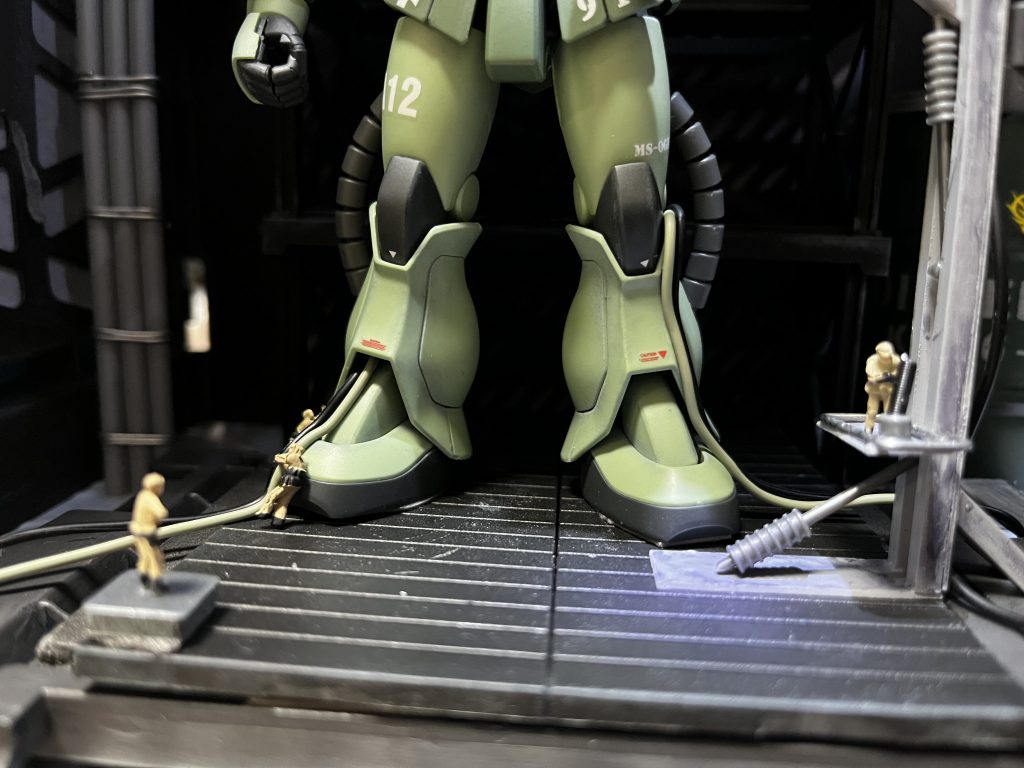 足元でなんか一生懸命パイプを持ってる作業員たちがお気に入り。