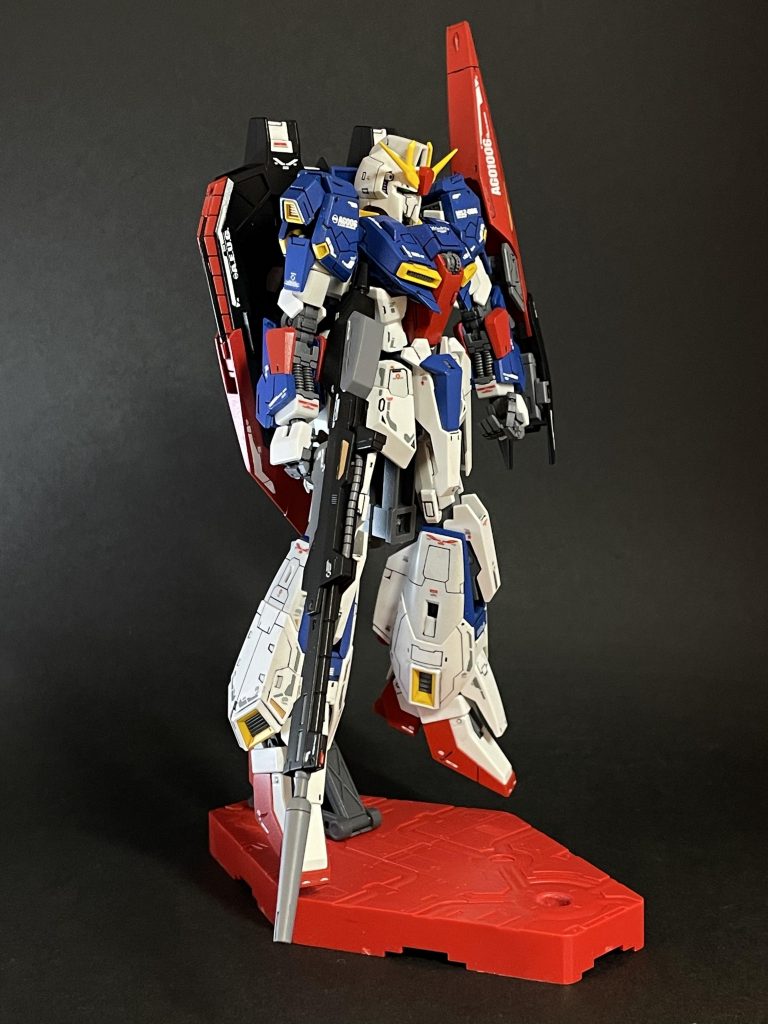 右半身と、言うわけで(何が?)RGのZなのですが、コレはかなり昔にパチ組みして、半光沢スプレーしたら白くなったヤツを、サルベージしたヤツなんですよ。