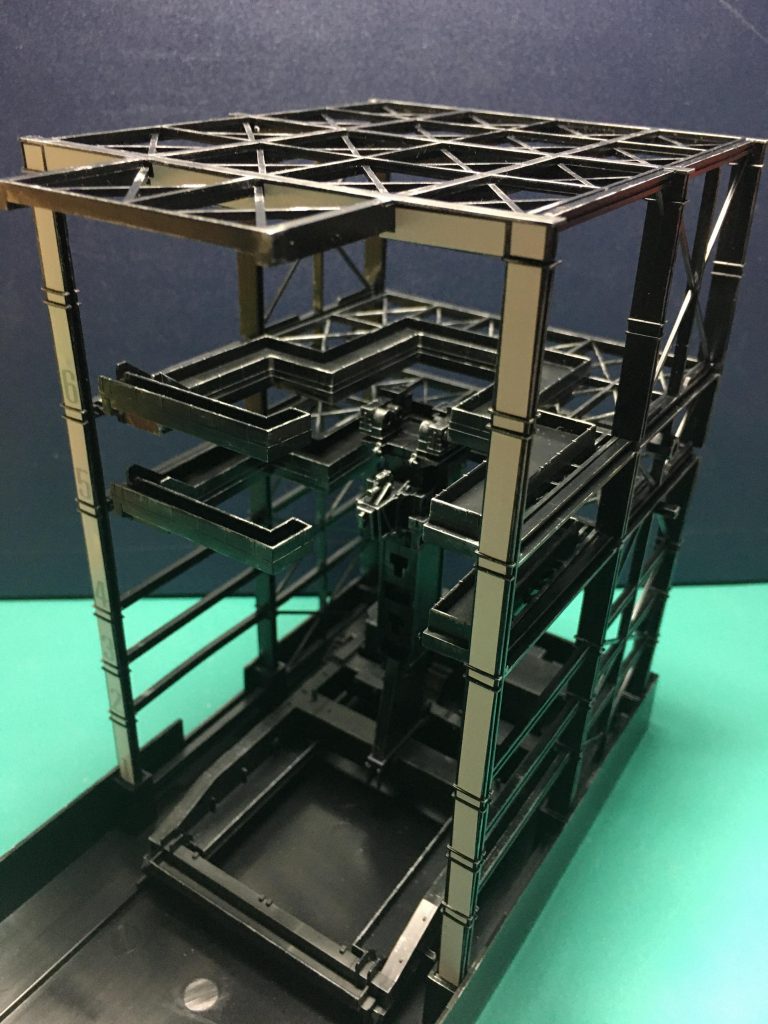G-DOCKははめ合わせを調整して、収納時に分解出来るようにしています。ディテールが多いのでシルバーでドライブラシをかけてみましたが、普段ウェザリングをやらないので筆にどれくらい塗料を残すのか加減に苦労しました。以前ロトでやったとはいえ、慣れないもんですね。