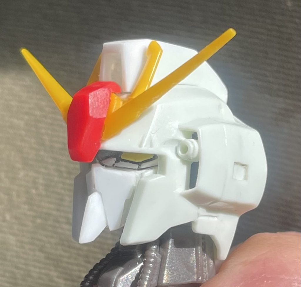 結局、流用はヘルメットの側面部とアンテナだけになりました。