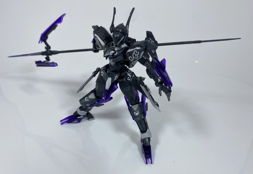 [戦闘イメージ]黒竜槍の穂先はもちろん、石突の部分も硬質な刃となっており、近接戦闘において、柔軟で幅広い戦闘が可能となっている。