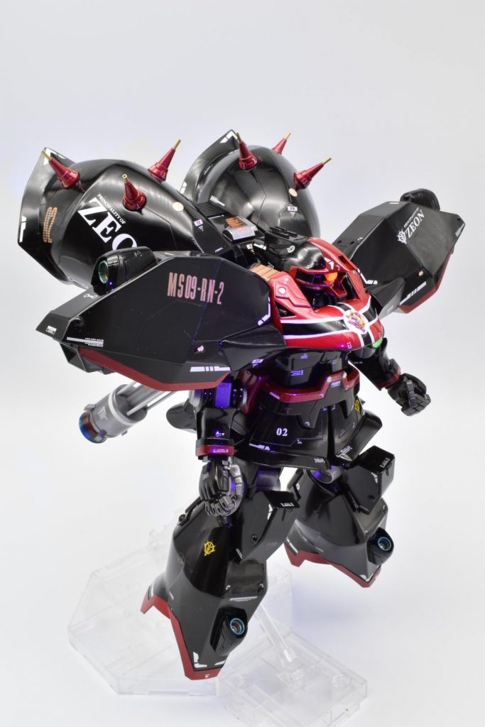 モノアイと拡散ビーム砲には発光塗料を使用。