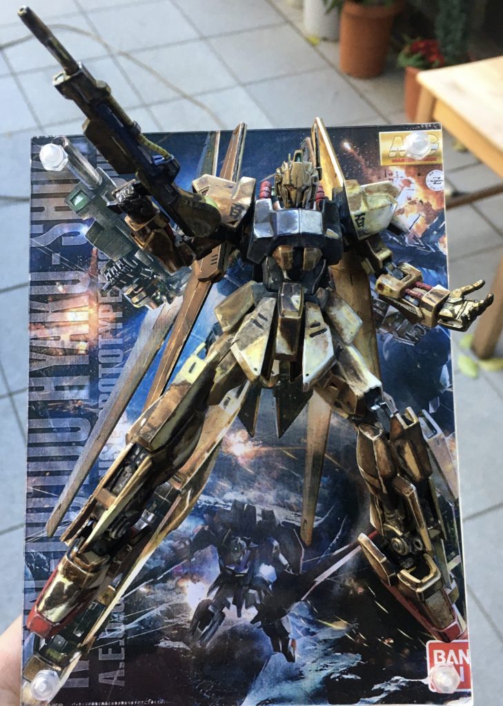 昼間の外で撮影。見た目の色味が変わりますね。