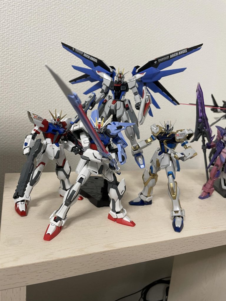 最後は我が家のストライクガンダム軍団と自由な仲間で…なんか対峙するザフト軍がちょっと引きそうですよね(笑)それでは最後までご覧いただきありがとうございました。