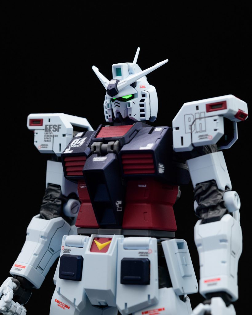 胴体などの紺色は、ガイヤノーツから再販されたプリズムブルーブラックです。これが使いたくてリペイントに踏み切りました。